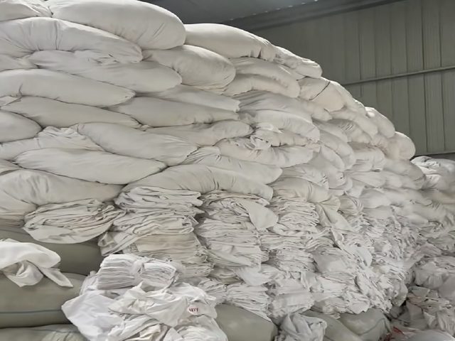 东莞酒店布草回收仓库大堆白色布草现场