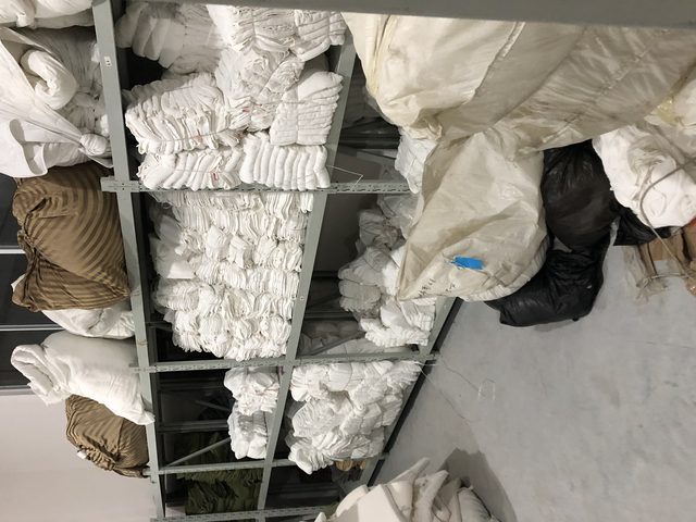 惠州酒店布草回收公司仓库货架实拍,大批量布草回收现场