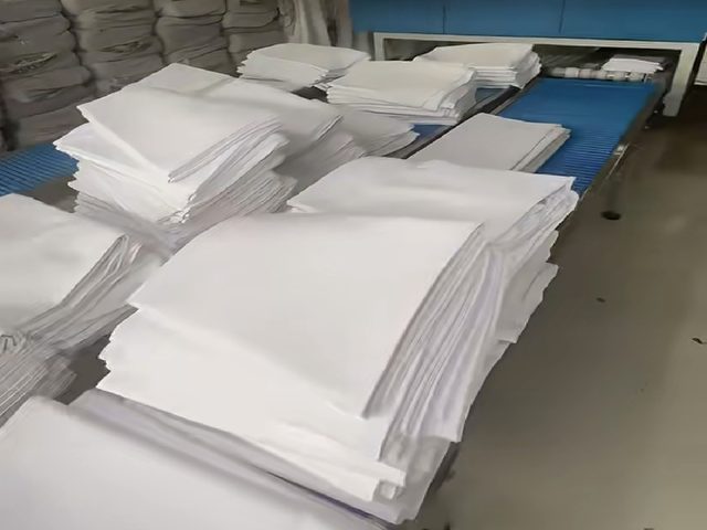 江门酒店布草回收工厂分拣实拍,白色床单被套叠放