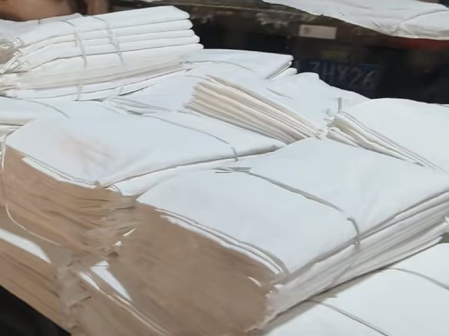 白色床单捆扎回收现场,酒店床单回收价格按件计价