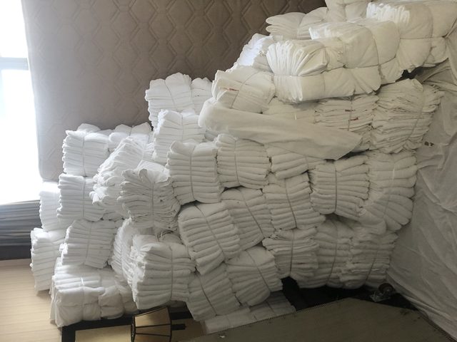 酒店布草绿色循环利用，白色布草卷回收整理实拍
