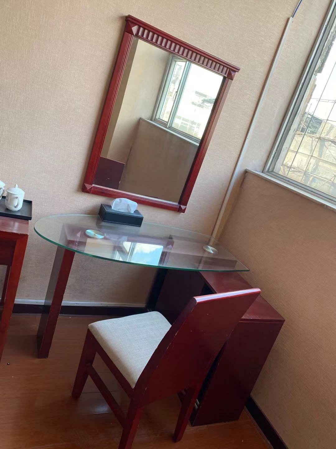 酒店一次性鞋擦回收清仓现场,客房鞋擦纸整箱打包待估价