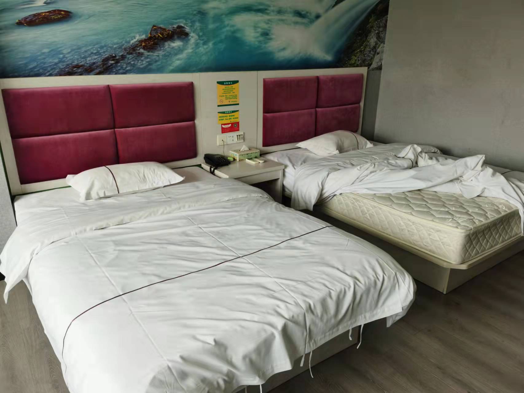 珠海酒店用品批发市场仓库一角,布草货架整齐堆垛